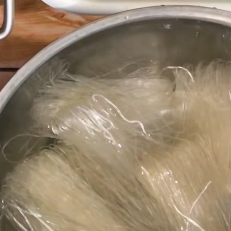 Step 4 Blanch the vermicelli Bamboo shoot chicken vermicelli