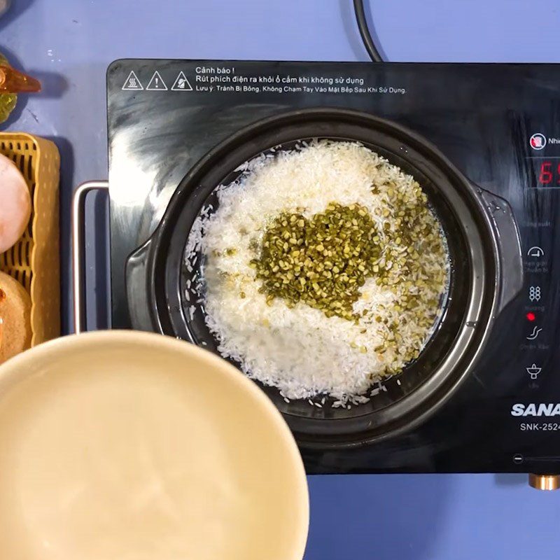 Step 4 Cooking black chicken mung bean porridge