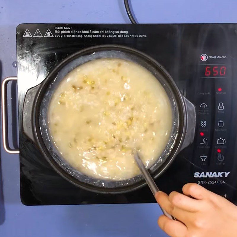 Step 4 Cooking black chicken mung bean porridge