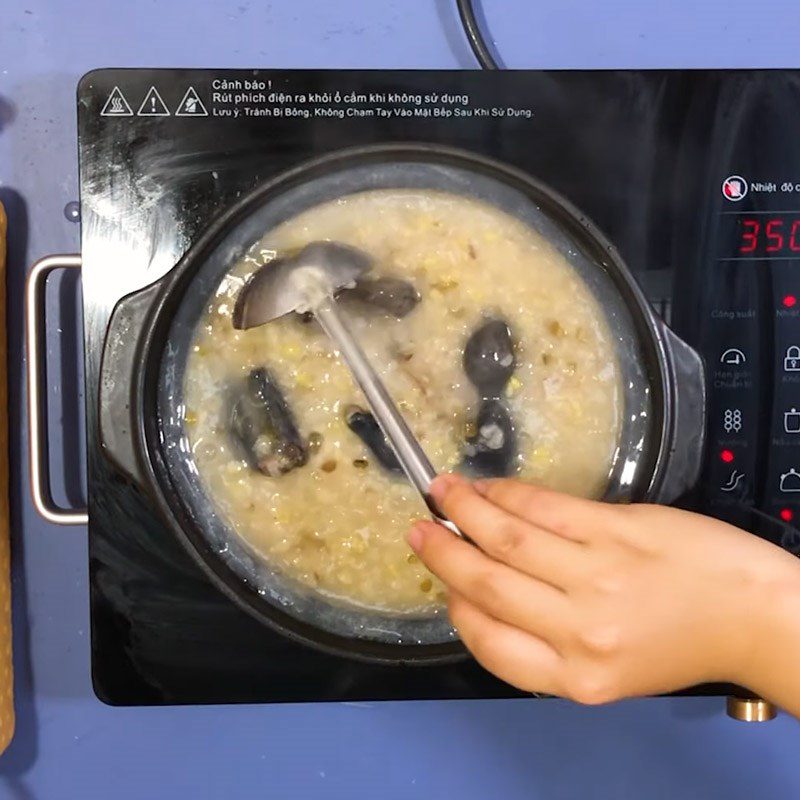 Step 4 Cooking black chicken mung bean porridge