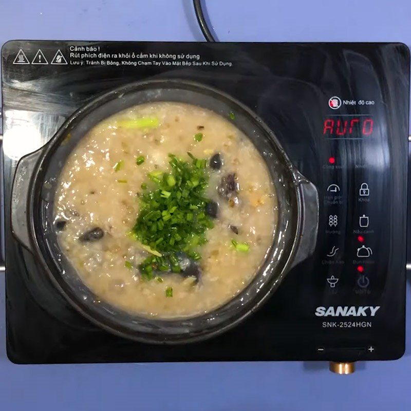 Step 4 Cooking black chicken mung bean porridge