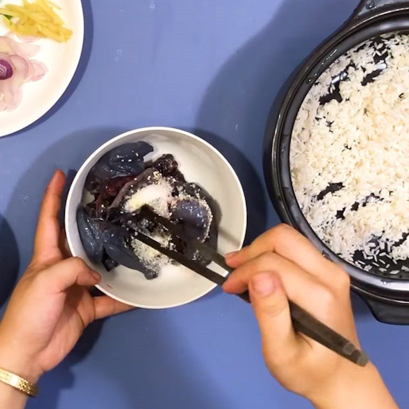 Step 1 Prepare and marinate black chicken Black chicken porridge with mung beans