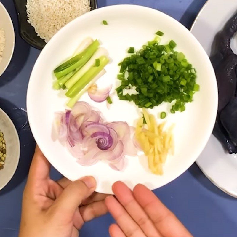 Step 2 Prepare other ingredients Black chicken porridge with mung beans