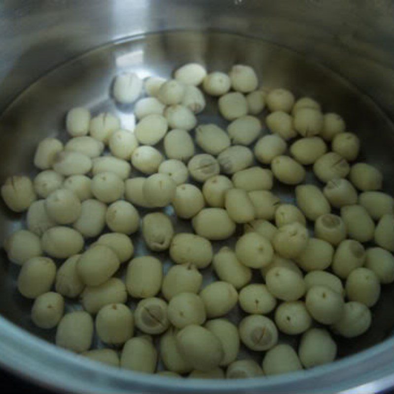 Step 2 Prepare other ingredients Black chicken lotus seed porridge