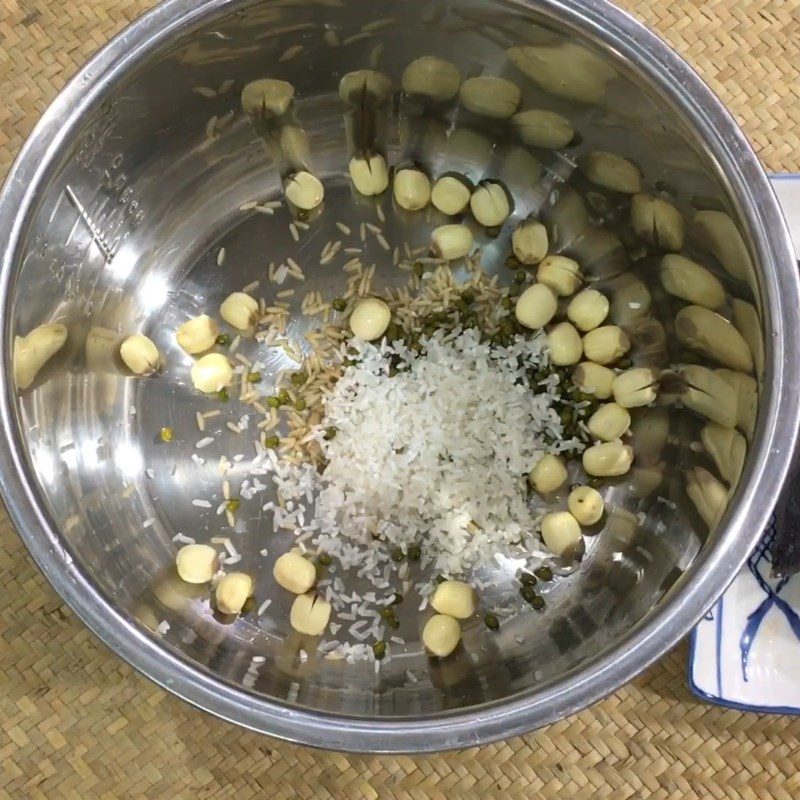 Step 3 Cook the porridge Black chicken lotus seed porridge