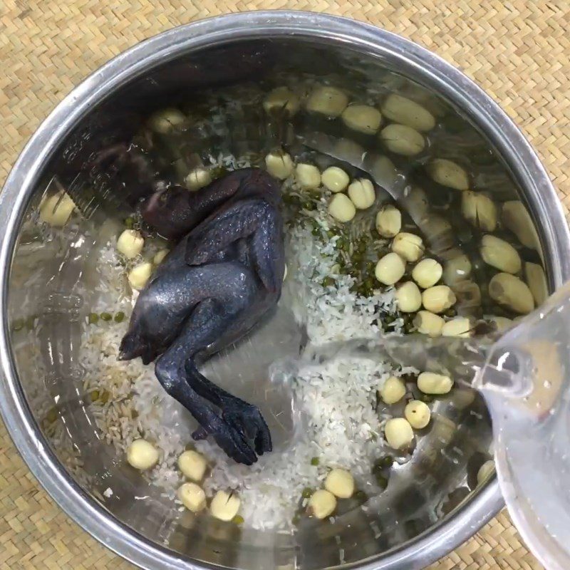 Step 3 Cook the porridge Black chicken lotus seed porridge