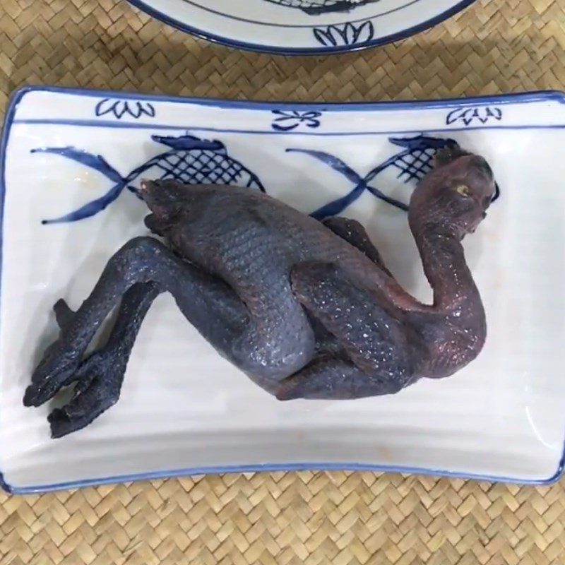 Step 1 Prepare the black chicken for black chicken and lotus seed porridge