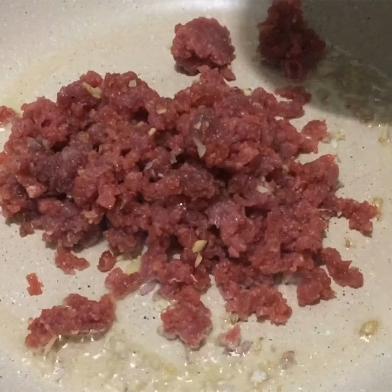 Step 6 Stir-fry the beef Salted egg porridge with lean meat