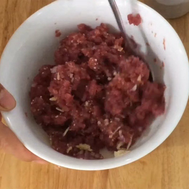 Step 2 Marinate the meat Salted egg porridge with lean meat