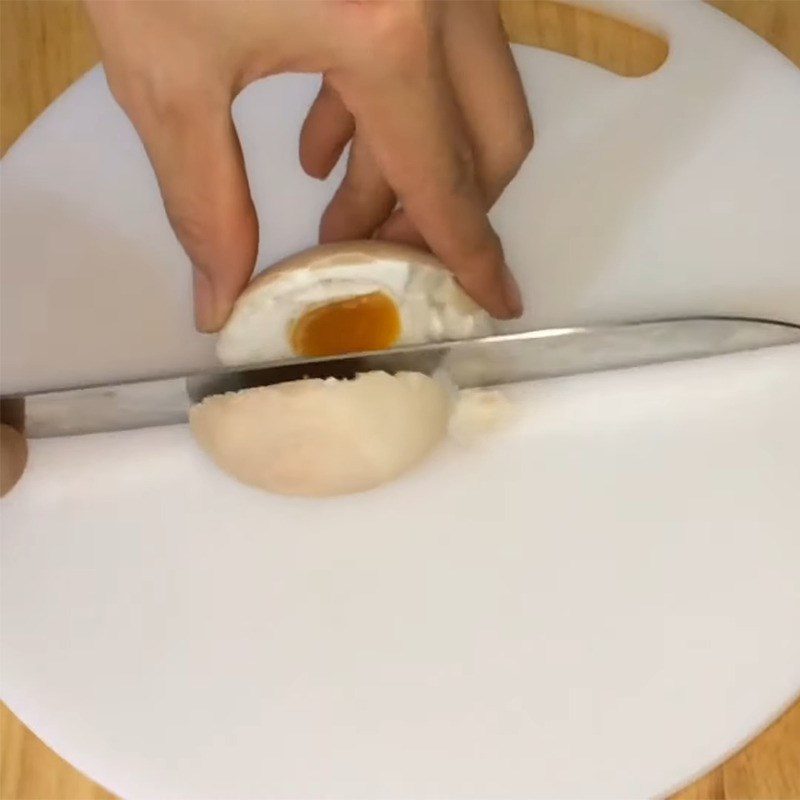 Step 3 Peel the salted eggs Salted egg porridge with lean meat