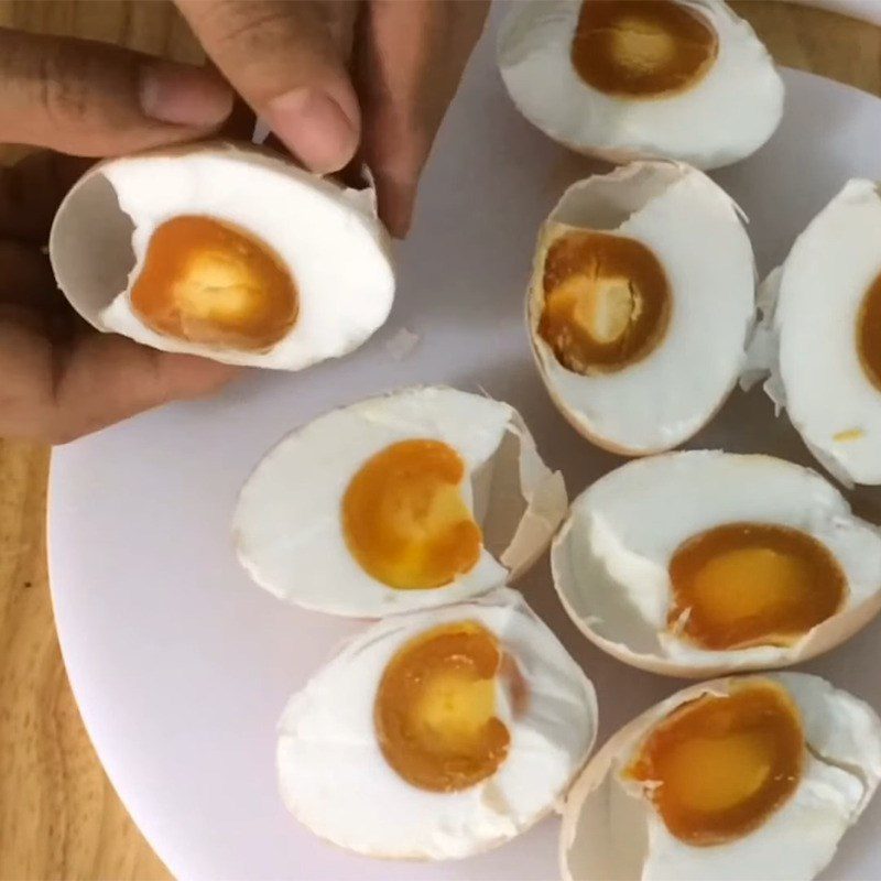 Step 3 Peel the salted eggs Salted egg porridge with lean meat