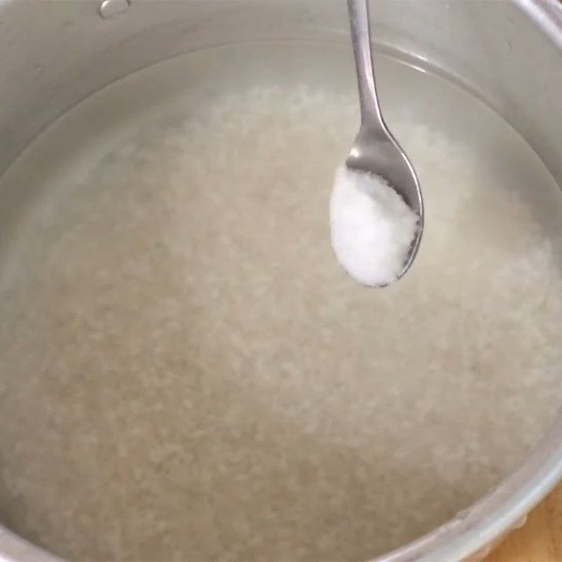Step 4 Soak the rice Salted egg porridge with lean meat
