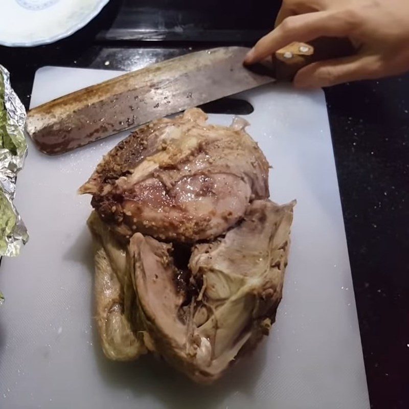 Step 3 Chop the duck and prepare the dipping sauce for steamed lemon duck