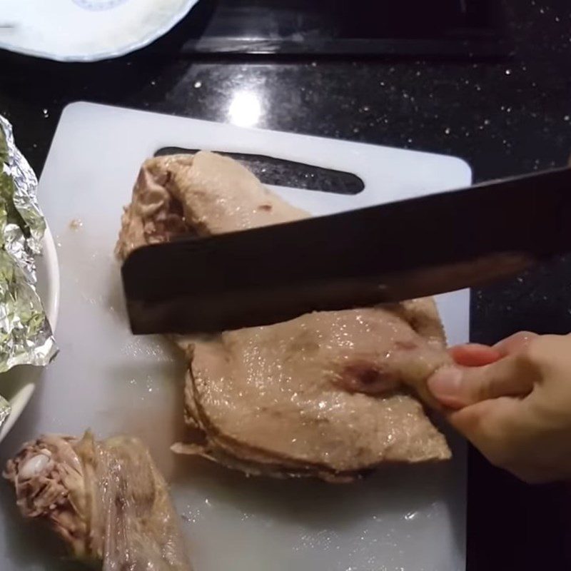 Step 3 Chop the duck and prepare the dipping sauce for steamed lemon duck