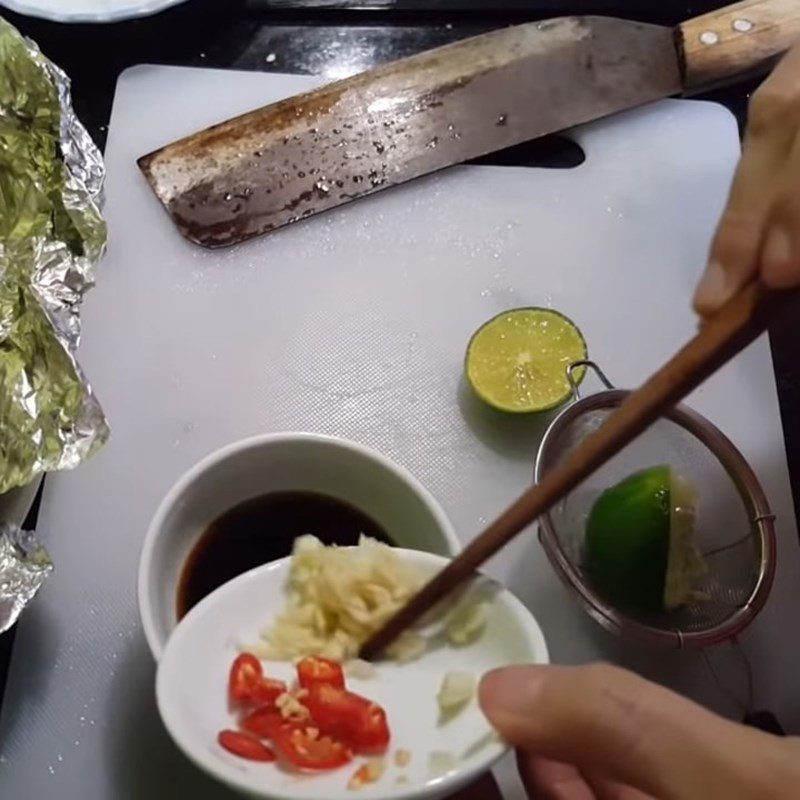 Step 3 Chop the duck and prepare the dipping sauce for steamed lemon duck