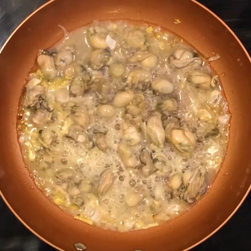 Step 4 Stir-fry oysters Green bean oyster porridge
