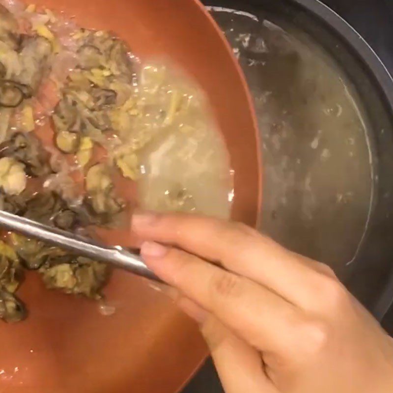 Step 5 Add oysters to the porridge Porridge with green beans and oysters