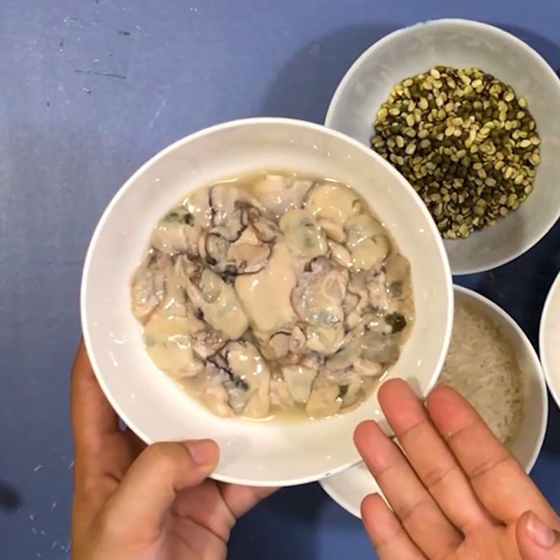 Step 2 Prepare and marinate the oysters Green Bean Oyster Porridge
