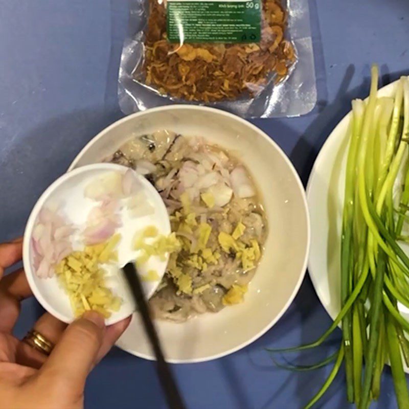 Step 2 Preliminary processing and marinating oysters Green bean oyster porridge