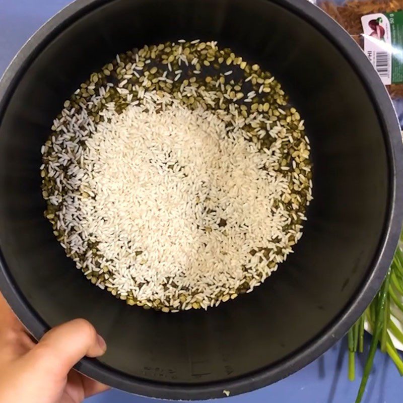 Step 1 Cook the porridge Green Bean Oyster Porridge
