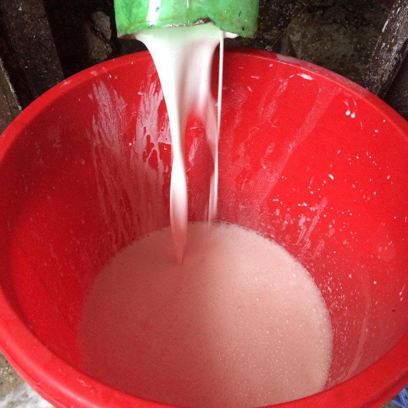 Step 1 Prepare the dough for Sugar Fried Cake (recipe shared by a user)