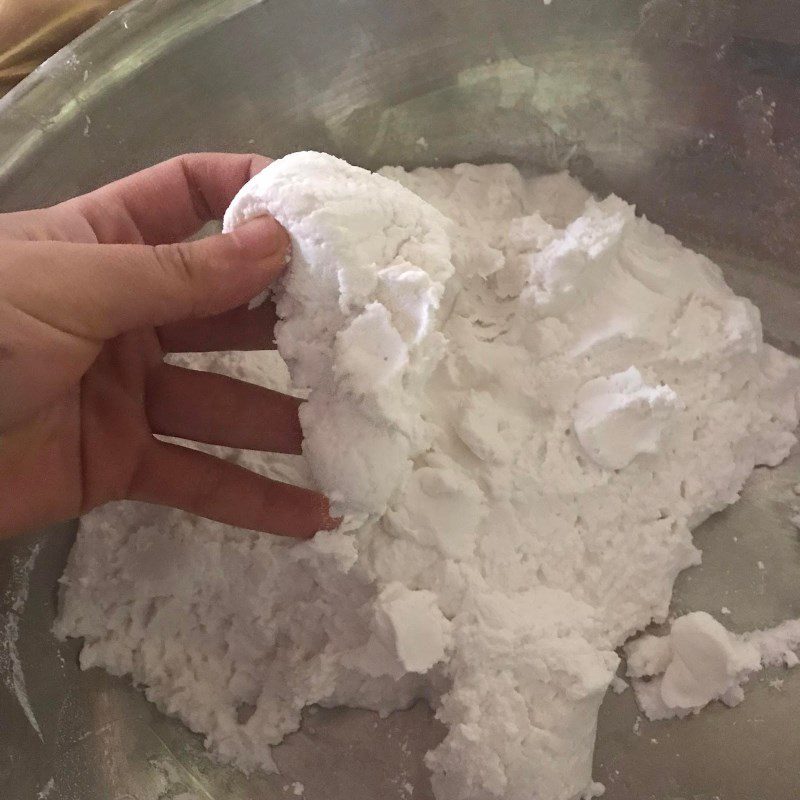 Step 1 Prepare the dough for Sugar Fried Cake (recipe shared by a user)