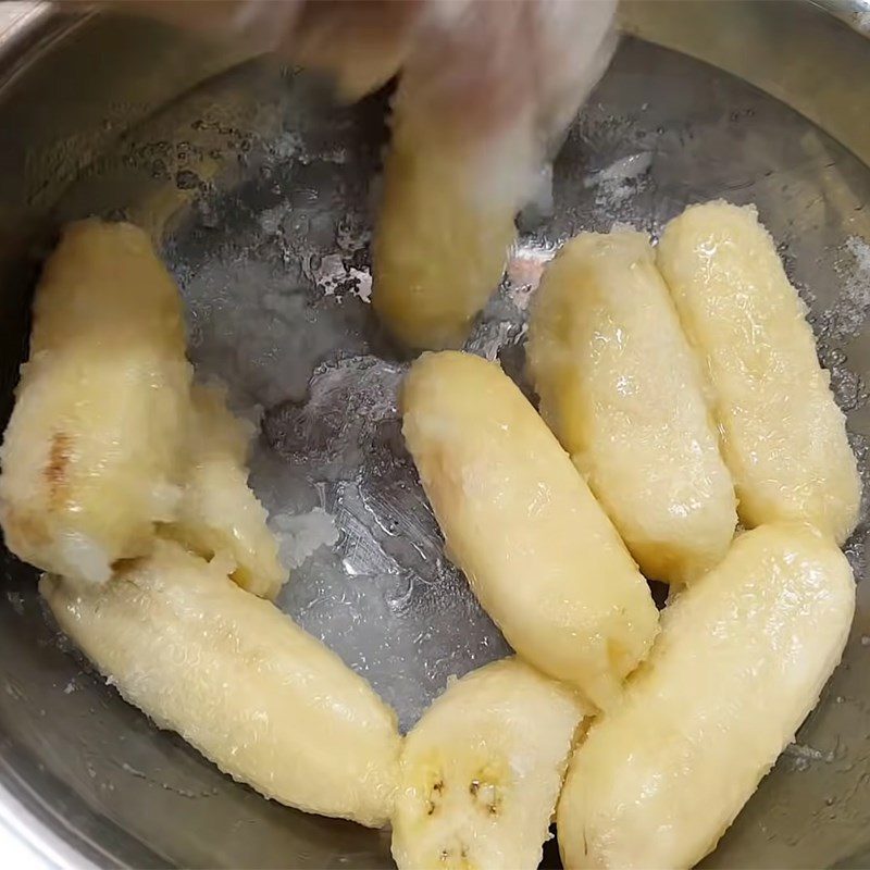 Step 2 Stir-fry bananas with sugar for banana and cassava pudding