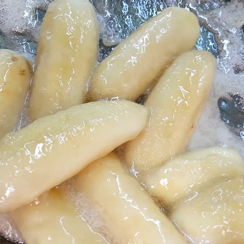 Step 2 Stir-fry bananas with sugar for banana and cassava pudding