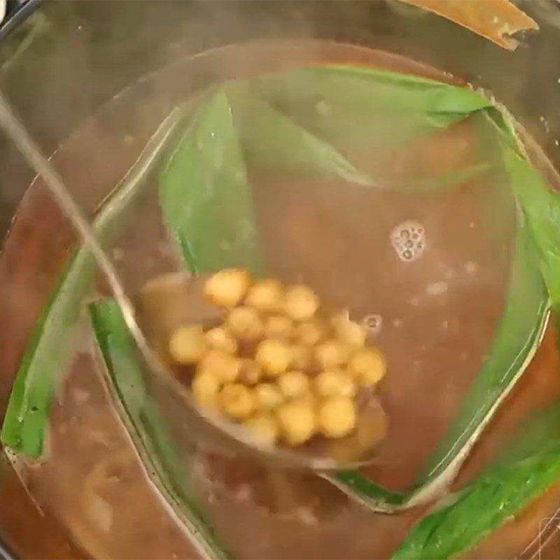 Step 5 Cook the dessert for lotus root and sweet potato dessert