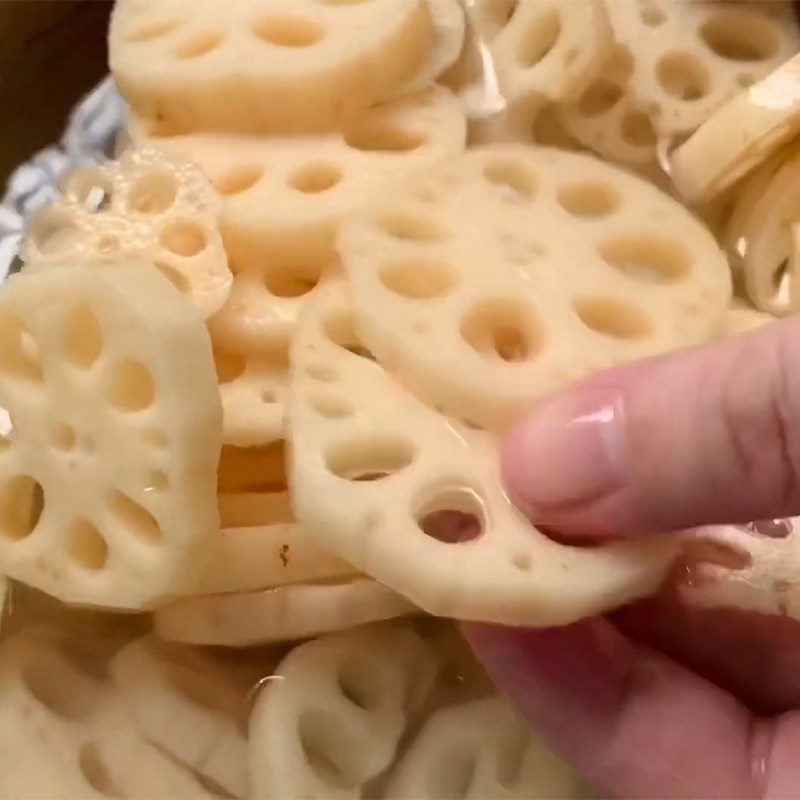 Step 1 Prepare the ingredients for Lotus Root and Taro Sweet Soup