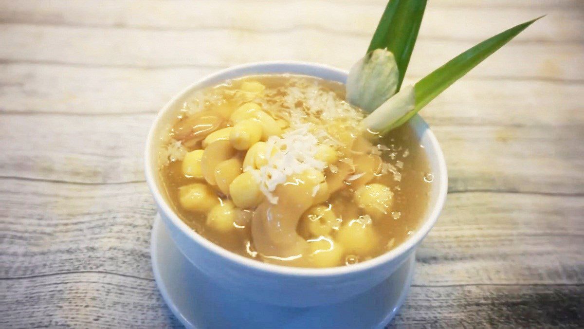 Mung bean dessert with lotus seeds