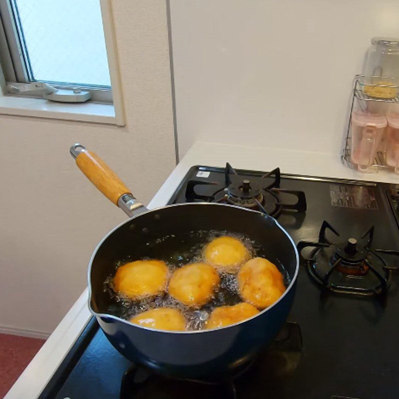 Step 4 Frying the cake Fried cake with mung bean filling