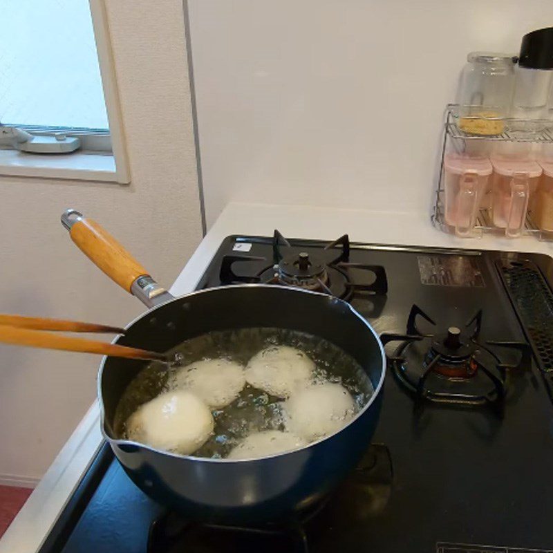 Step 4 Frying the cake Fried cake with mung bean filling