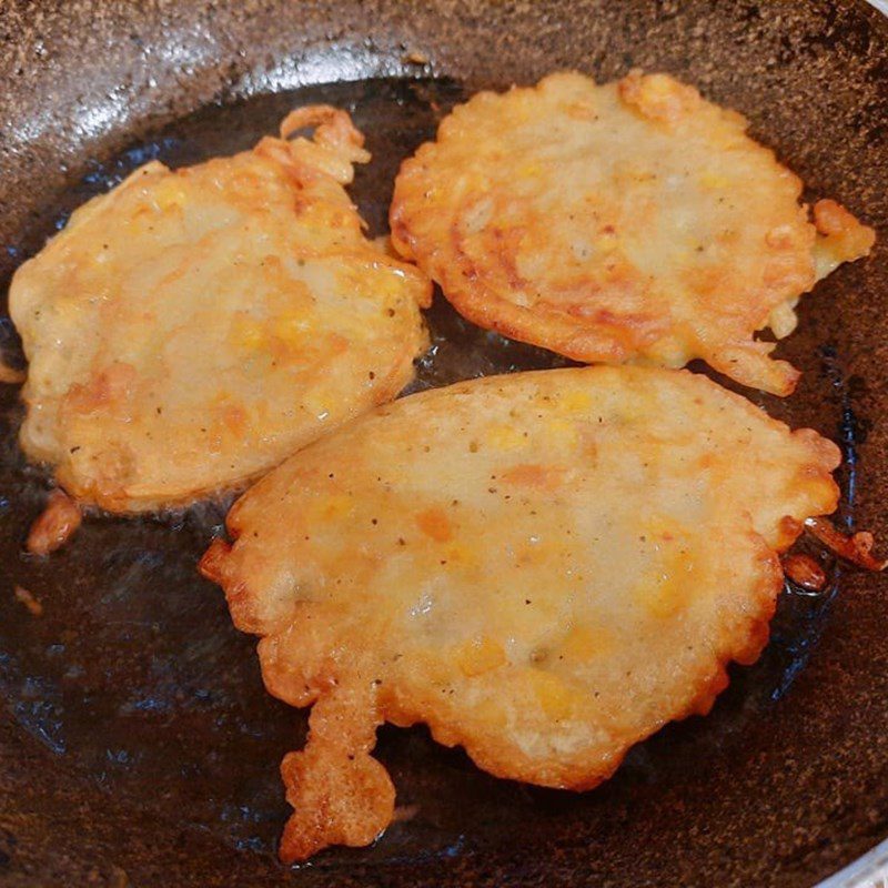 Step 3 Frying the corn potato cake