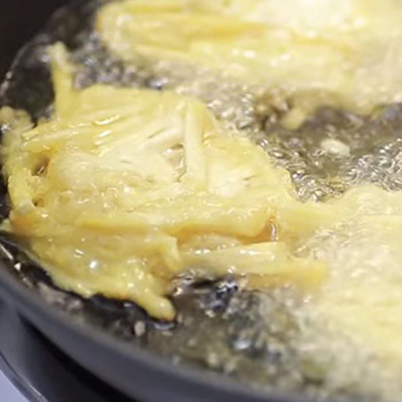 Step 4 Fry the cake Crispy fried banana cake