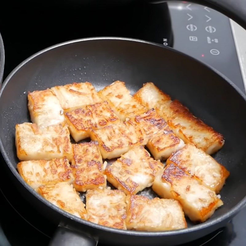 Step 5 Fry the dough with eggs Taro dough fried with eggs