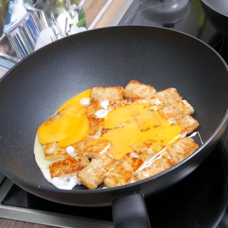Step 5 Fry the dough with eggs Taro dough fried with eggs