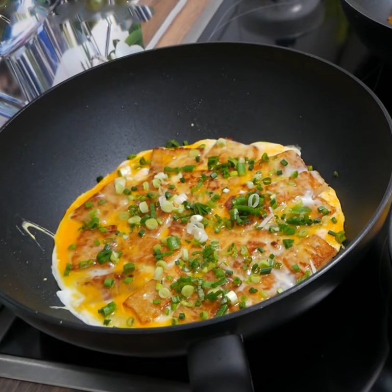 Step 5 Fry the dough with eggs Taro dough fried with eggs