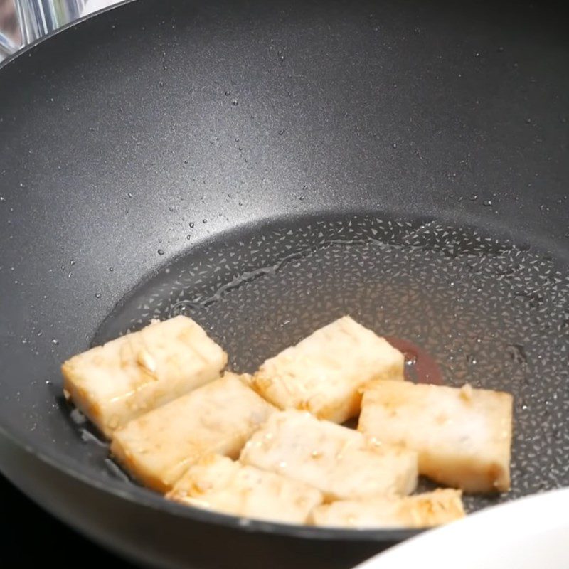 Step 5 Fry the dough with eggs Taro dough fried with eggs