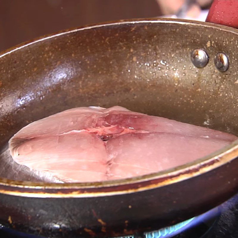 Step 3 Fry the fish Mackerel stewed with ginger
