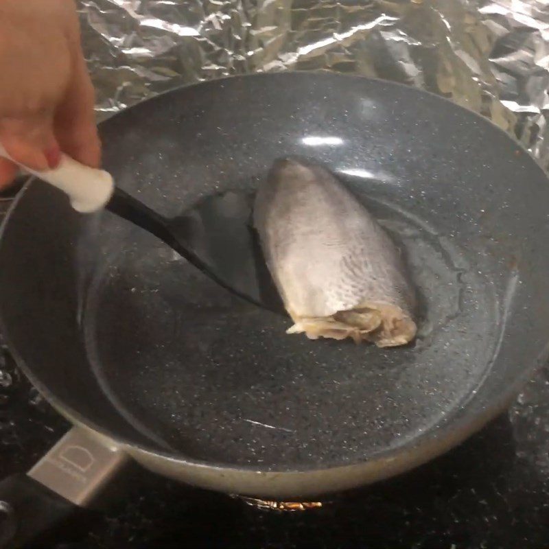 Step 2 Fry the fish Fried dried snakehead fish