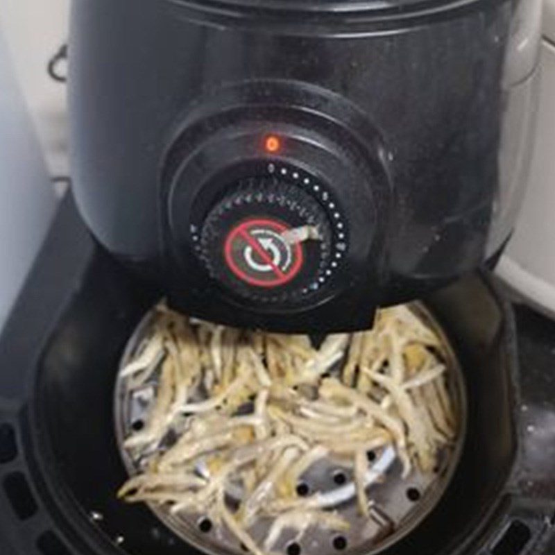 Step 2 Frying vegetarian anchovies