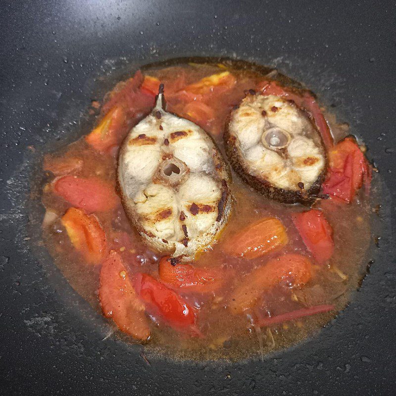 Step 4 Fry the fish with tomato sauce
