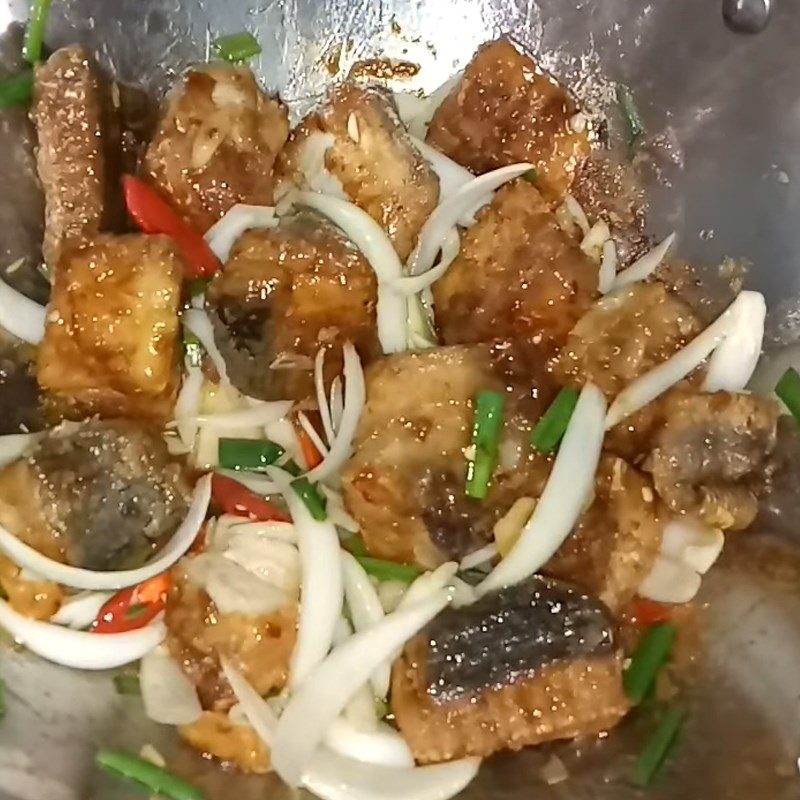 Step 6 Frying fish with fish sauce Fried stingray with fish sauce