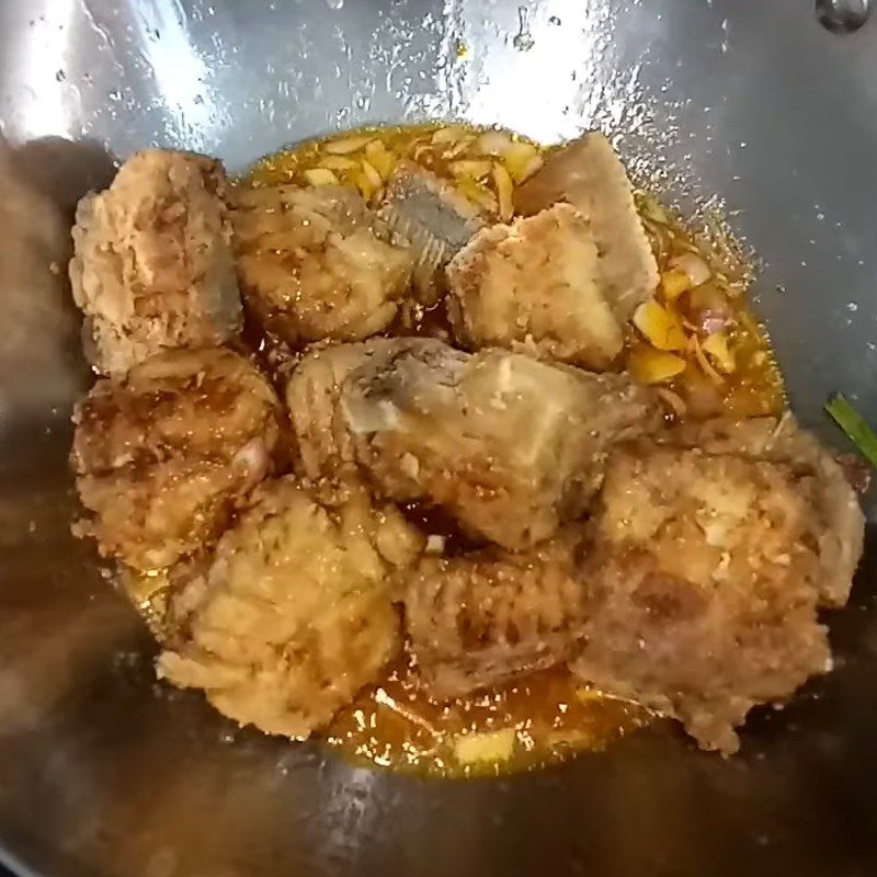 Step 6 Frying fish with fish sauce for fried stingray with fish sauce