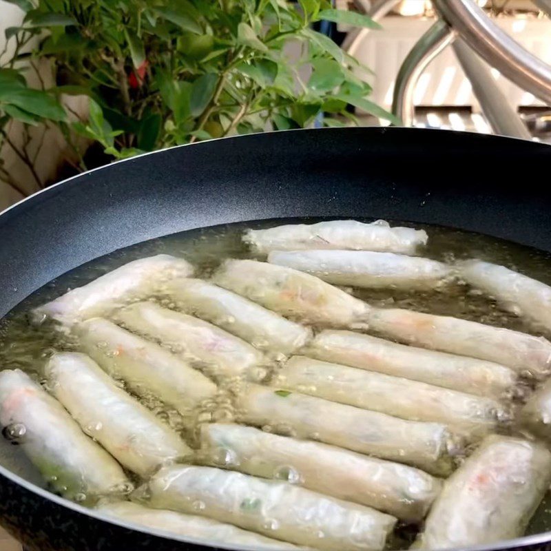 Step 5 Frying spring rolls Mackerel spring rolls with cassava