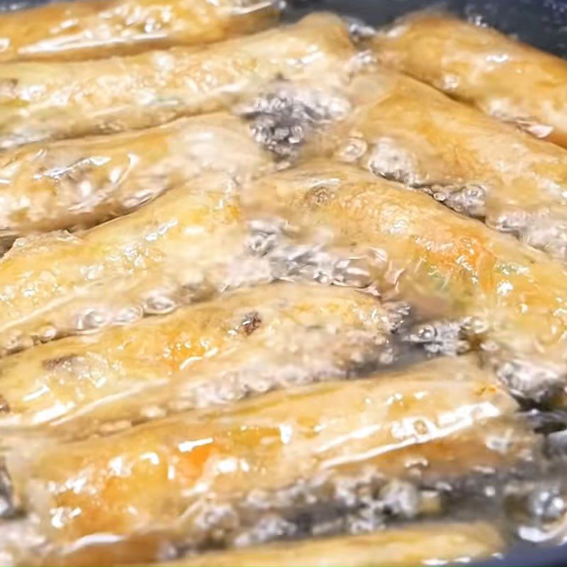 Step 6 Frying fish spring rolls