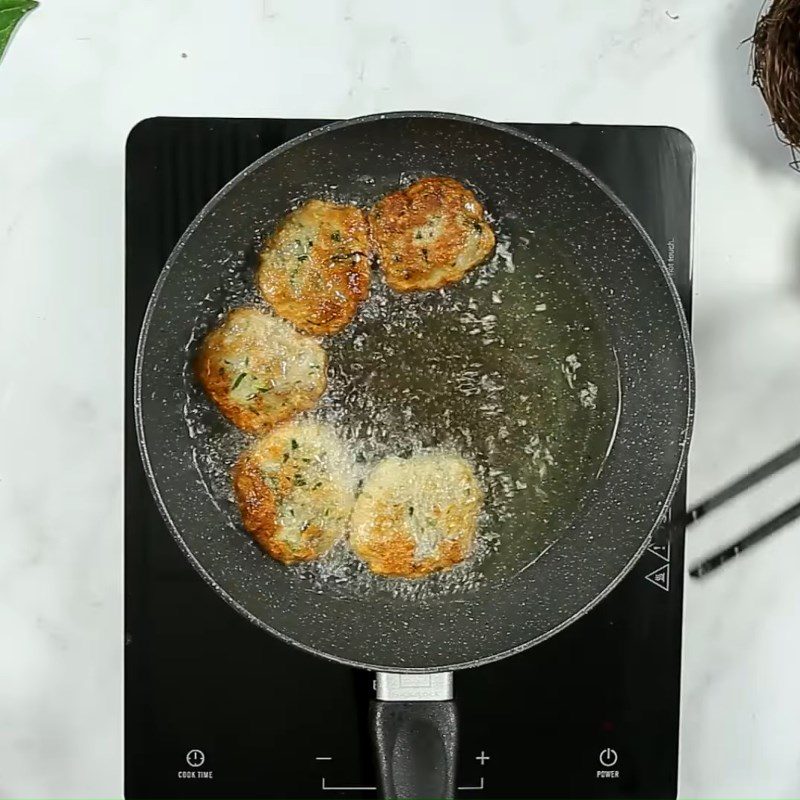 Step 3 Fry the frog cake