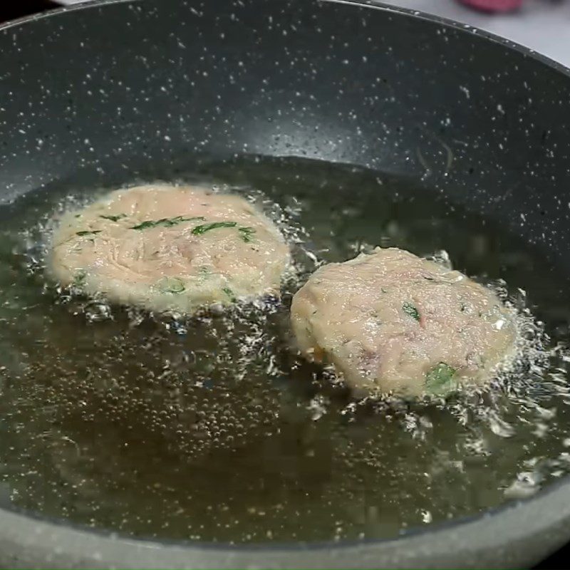 Step 3 Fry the frog cake