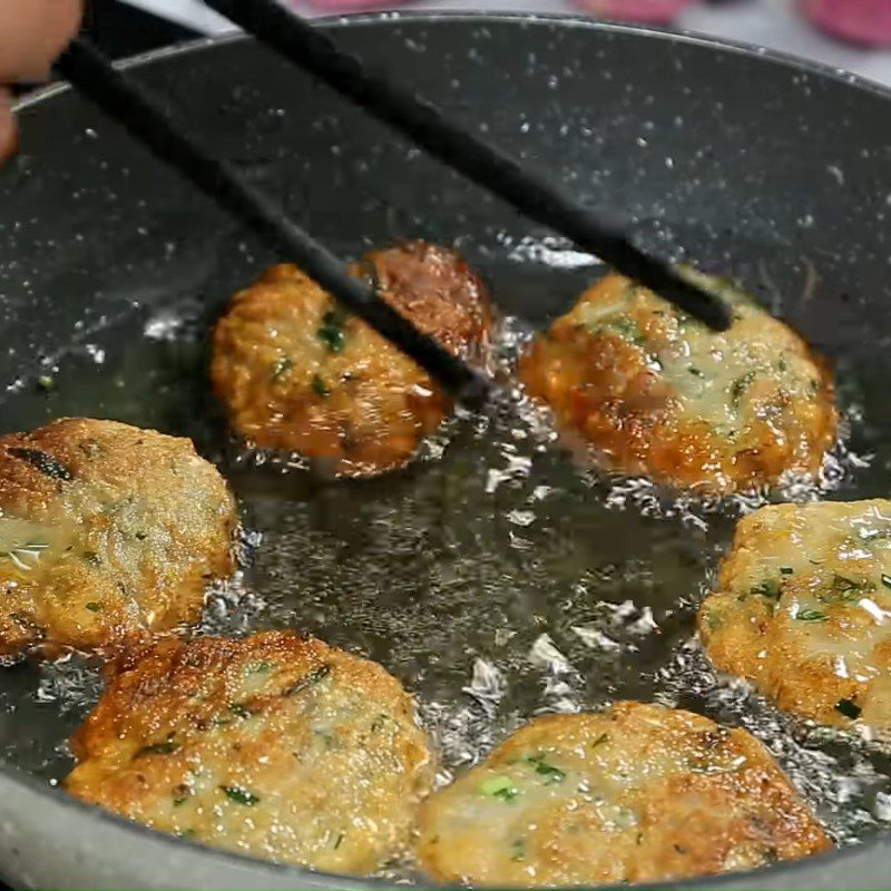 Step 3 Fry the frog cake
